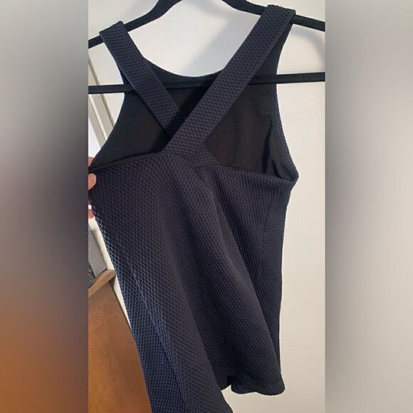 Onzie EUC black waffle knit cross back tank top built in bra Size M/L - Picture 5 of 6